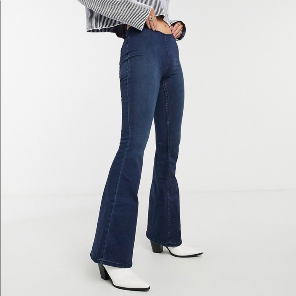 FLASH SALE! 🎄❤️ FREE PEOPLE Penny Pull-On Flare Jeans